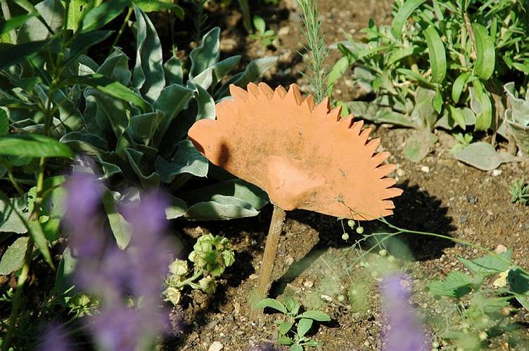 Igel als Tonstecker f�r Pflanzbeet