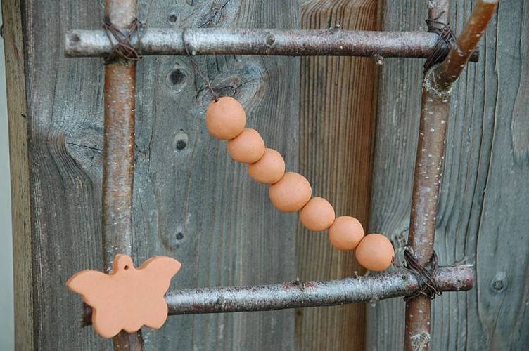 Tonkugeln an Rankgitter