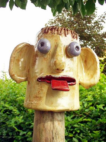 Gartengeist auf Baumpfahl