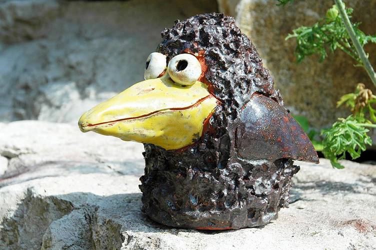 Keramikrabe auf Gartenmauer