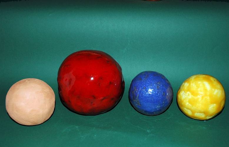 verschiedene Gartenkugeln