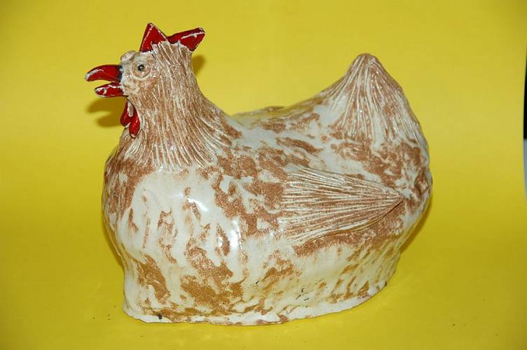 braunes Keramikhuhn