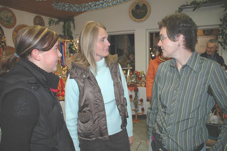 Kerstin Ehler mit Keramik-Freundinnen