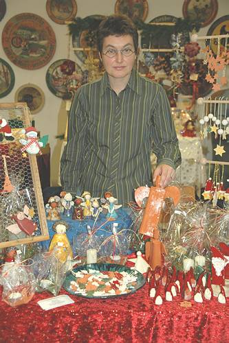 Kerstin Ehler mit Keramikarbeiten