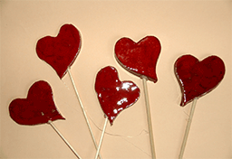 rot glasierte Keramik-Herzen für einen Blumengruß